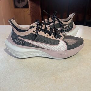 Women’s Nike tennis shoes